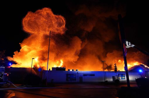 Ein Supermarkt im Kreis Esslingen steht in Flammen. Foto: dpa