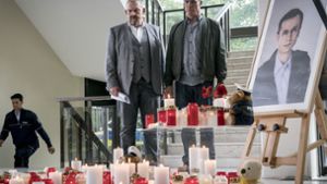 Schenk (Dietmar Bär, l.) und Ballauf (Klaus J. Behrendt) trauern um einen toten Kollegen. Foto: WDR/Thomas Kost