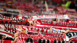 Die Fans des VfB Stuttgart sind unzufrieden und verleihen ihrem Unmut Ausdruck. Foto: Pressefoto Baumann