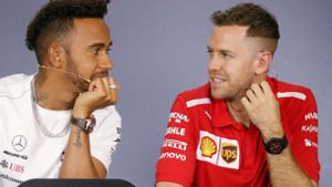 Mercedes-Star Lewis Hamilton (li.) und der künftige Aston-Martin-Pilot Sebastian Vettel fahren 2021 zwar nicht im gleichen Team, aber sind mit dem gleichen Mercedes-Motor unterwegs. Foto: dpa/Rick Rycroft