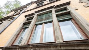 Fassade und Fensterrahmen der Villa Butz sind von Rissen durchzogen. Foto:  