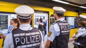 Die Stuttgarter Polizei hat zum zweiten Mal die Maskenpflicht in Bus und Bahn bei einer Sonderaktion kontrolliert. Foto: 7aktuell.de/Simon Adomat