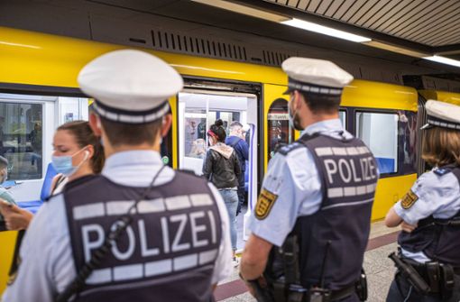 Die Stuttgarter Polizei hat zum zweiten Mal die Maskenpflicht in Bus und Bahn bei einer Sonderaktion kontrolliert. Foto: 7aktuell.de/Simon Adomat