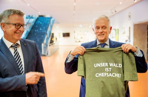 OB  Kuhn erhält von Jörg Noetzel (links) ein T-Shirt. Das soll ihn ermuntern, sich um Stuttgarts Wald zu kümmern. Foto: Lichtgut/Piechowski