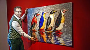 Der Sammler und Fotograf Volker Weinhold hat seinen ersten Pinguin auf einem Pariser Trödelmarkt gefunden. Foto: Ines Rudel