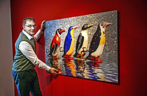 Der Sammler und Fotograf Volker Weinhold hat seinen ersten Pinguin auf einem Pariser Trödelmarkt gefunden. Foto: Ines Rudel