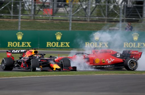 Sebastian Vettel schubst mit seinem Ferrari den Red Bull von Max Verstappen ins Kiesbett – verliert der Deutsche im WM-Kampf allmählich die Nerven? Foto: Getty