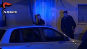 Der Screenshot aus einem Video der italienischen Gendarmerie zeigt Carabinieri am frühen Dienstagmorgen bei einer Razzia gegen den ,Ndrangheta-Clan Farao-Marincola in Italien. Foto: Carabinieri