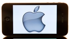 iPhone mit Apple-Logo Foto: dpa/Sebastian Kahnert
