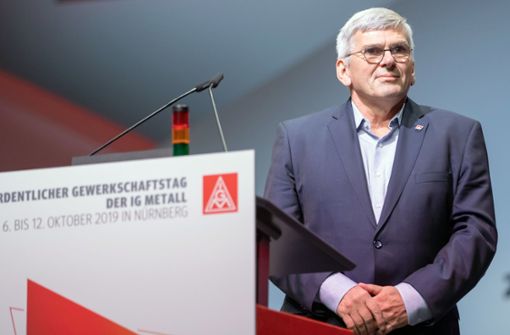 IG-Metall-Chef Jörg Hofmann (auf dem Gewerkschaftstag in Nürnberg): die Option, Warnstreiks von vorneherein zu beschränken, ist für ihn nicht ohne Risiko. Foto: dpa