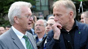 Ministerpräsident Winfried Kretschmann (links) will trotz des heftigen Streits mit Jürgen Trittin (beide Grüne) einen professionellen Umgang mit dem Ex-Spitzenkandidat der Grünen pflegen. Foto: dpa