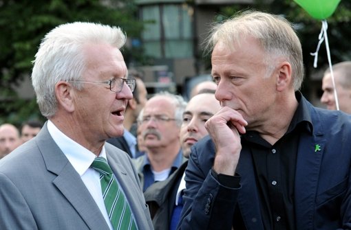 Ministerpräsident Winfried Kretschmann (links) will trotz des heftigen Streits mit Jürgen Trittin (beide Grüne) einen professionellen Umgang mit dem Ex-Spitzenkandidat der Grünen pflegen. Foto: dpa