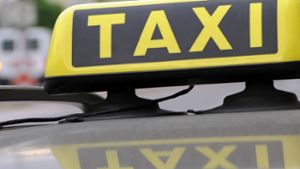 Die Taxibranche liegt am Boden – und fordert Gegenmaßnahmen der Politik. Foto: dpa