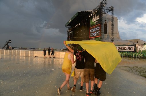 Gegen 20 Uhr wurde es nass beim Southside-Festival, die Besucher wurden gebeten, das Gelände zu verlassen. Foto: dpa