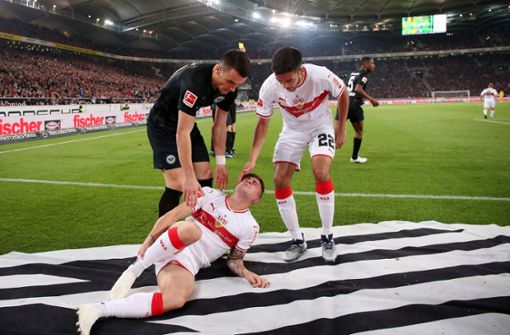 Pablo Maffeo (Mitte) vom VfB Stuttgart musste gegen Eintracht Frankfurt verletzungsbedingt ausgewechselt werden. Foto: Pressefoto Baumann