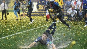 Benjamin Pavard vom VfB Stuttgart bejubelt den WM-Titel mit einem „Diver“ à la Jürgen Klinsmann. Foto: Getty