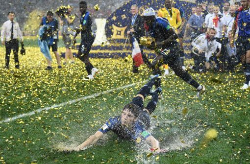 Benjamin Pavard vom VfB Stuttgart bejubelt den WM-Titel mit einem „Diver“ à la Jürgen Klinsmann. Foto: Getty