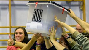 In Barcelona bejubeln Wahlhelfer eine gut gefüllte Abstimmungsbox. Foto: AFP