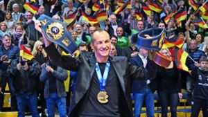 Der Weltmeister Frank Stäbler feiert im Sportzentrum Leinfelden. Mit dabei ist der Innenminister Thomas Strobel, für den der  Musberger der  größte Ringer aller Zeiten ist. Foto: Klein