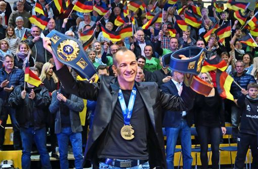 Der Weltmeister Frank Stäbler feiert im Sportzentrum Leinfelden. Mit dabei ist der Innenminister Thomas Strobel, für den der  Musberger der  größte Ringer aller Zeiten ist. Foto: Klein
