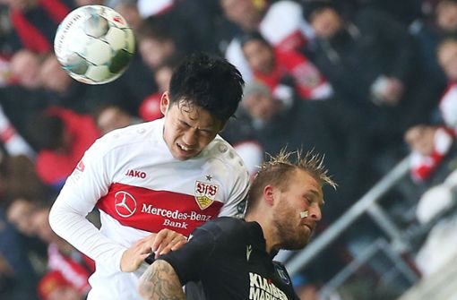 Voller Einsatz bei Wataru Endo (links) vom VfB Stuttgart im Derby gegen den Karlsruher SC. Foto: Pressefoto Baumann/Alexander Keppler