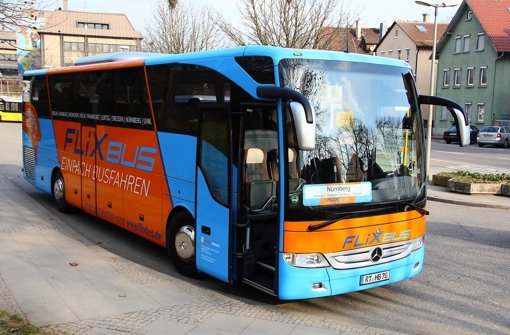 Orange-blaue Busse fahren dreimal am Tag und sieben Tage pro Woche von Zuffenhausen nach Nürnberg und Erlangen. Foto: Bernd Zeyer