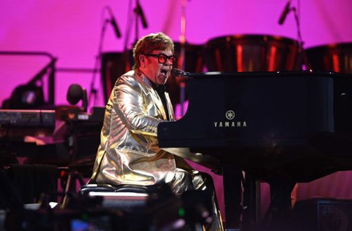 Gold zur Feier des Tages: Elton John auf dem Glastonbury-Festival. Foto: AFP/OLI SCARFF
