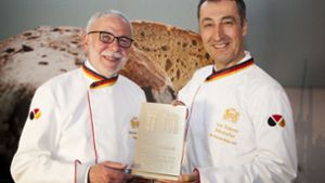 Deutsches Brot in grüner Obhut: Cem Özdemir mit Bäckerpräsident Michael Wippler. Foto: Zentralverband des Deutschen Bäckerhandwerks