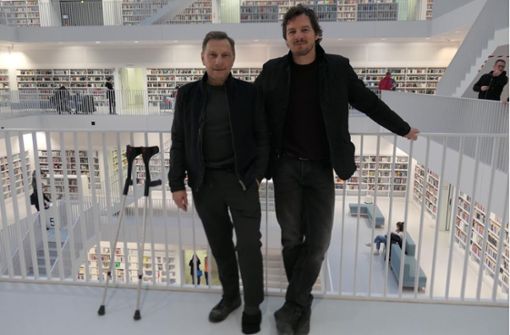 Richy Müller (links) und Felix Klare bei den Dreharbeiten für den neuen „Tatort“ in der Stadtbibliothek. Warum stehen da Krücken? Foto: Stadtbibliothek/Stadtbibliothek