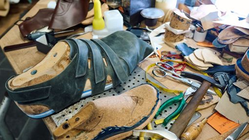 Die Schuhmacherwerkstatt von Georg Wessels in Vreden versorgt Jeison Rodriguez und andere Riesenwüchsige seit vielen Jahrzehnten mit passendem Schuhwerk. Foto: Bernd Thissen/dpa