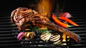 Das Tomahawk Steak besticht durch seinen imposanten Rippenknochen, der dem Fleisch einen zusätzlichen Geschmack verleiht.
