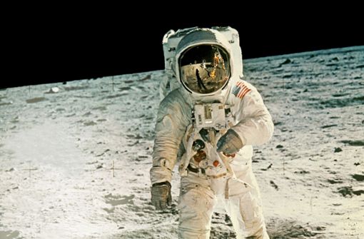 Im verspiegelten Visier von Buzz Aldrin erkennbar: Neil Armstrong. Viele mehr Leute kamen vor 50 Jahren nicht in Frage, Fotos auf dem Mond zu machen. Foto: dpa