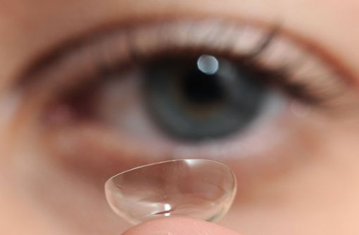 Wer seine Kontaktlinsen beim Fachmann anpassen lässt und sie wie vorgesehen verwendet und pflegt, braucht keine Angst vor Infektionen zu haben. Foto: Daniel Reinhardt/dpa