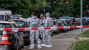 Spurensicherung am Tatort: Kriminaltechniker sichern Spuren der Bluttat in der Fasanenhofstraße. Foto:SDMG/Kohls Foto:  