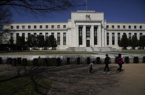 Die US-Notenbank Fed hat den Leitzins unverändert gelassen. Foto: dpa/Ting Shen