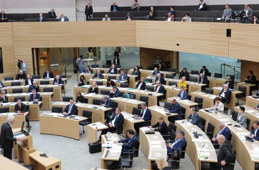 Immer ein Platz musste wegen des Coronavirus frei bleiben zwischen den Abgeordneten im Stuttgarter Landtag. Foto: Landtag Baden-Württemberg/Ritzer