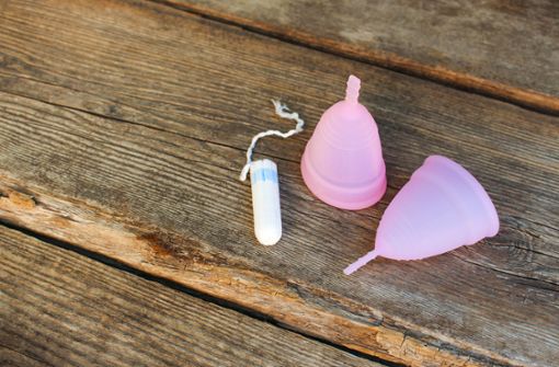 Menstruationstassen als Alternative zu Binden  und Tampons erfreuen sich wachsender Beliebtheit. Foto: AdobeStock/Victoria М