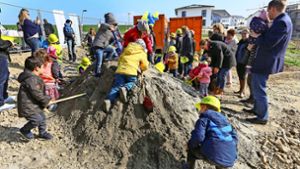 Die Kinder vom Kindergarten Seestraße haben den Baubeginn der neuen Einrichtung in der Hälde begleitet. Foto: factum/Granville