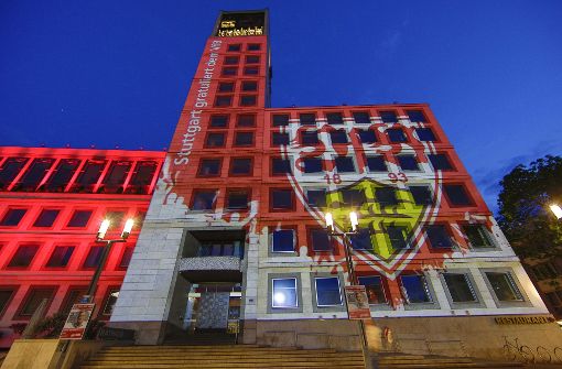 Ein ganz besonderes Geschenk der Stadt an den VfB: Das Rathaus war eine Nacht lang in Weiß-Rot getaucht. Foto: Lichtgut/Leif Piechowski