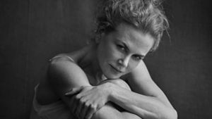 US-Schauspielerin Nicole Kidman wirkt fast zerbrechlich auf der Aufnahme von Peter Lindbergh. Alle Models zeigen sich in der Ausgabe 2017 bekleidet – und unvollkommen schön. Foto: Pirelli/Peter Lindbergh