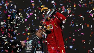 Party, Party, Party: Sebastian Vettel schüttet Champagner auf den Weltmeister Lewis Hamilton. Foto: AP/Kenan Asyali