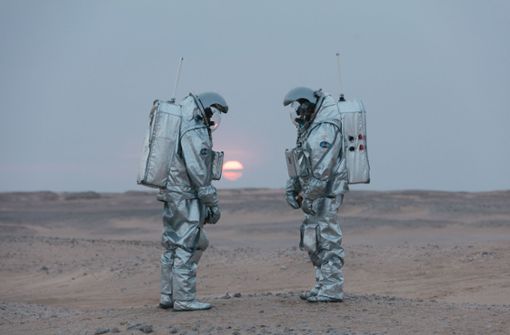 Die Astronauten Joao Lousada (l) und Stefan Dobrovolny stehen in der Wüste im Oman. Fünf sogenannte Analog-Astronauten des Österreichischen Weltraum Forums (ÖWF) haben drei Wochen lang abseits der Zivilisation eine Mars-Mission simuliert. Foto: dpa/Florian Voggeneder