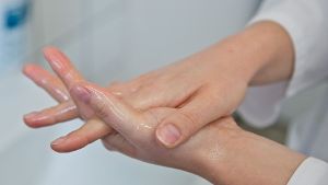 In Krankenhäusern ist die Wahrscheinlichkeit, auf einen multiresistenten Keim zu treffen, höher als im Alltag. Daher empfehlen Hygiene-Experten auf eine sorgfältige Händehygiene zu achten: „Richtige Händehygiene ist sowohl in der Klinik als auch zu Hause eine der wirksamsten Schutzmaßnahmen vor Infektionen.“ Foto: dpa