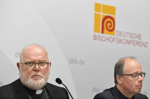 Der Vorsitzende der katholischen Deutschen Bischofskonferenz, Kardinal Reinhard Marx (li.) und der Trierer Bischof Stephan Ackermann  bei der Vorstellung der Missbrauchsstudie Foto: epd