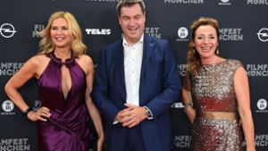 Die Schauspielerin Veronika Ferres, der Bayerische Ministerpräsident Markus Söder (CSU) und die Leiterin des Filmfest München Diana Iljine (von links nach rechts) zeigten sich bei der Eröffnung des Filmfests auf dem roten Teppich. Foto: dpa
