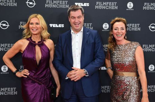 Die Schauspielerin Veronika Ferres, der Bayerische Ministerpräsident Markus Söder (CSU) und die Leiterin des Filmfest München Diana Iljine (von links nach rechts) zeigten sich bei der Eröffnung des Filmfests auf dem roten Teppich. Foto: dpa