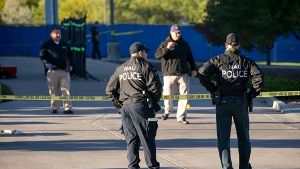 Polizisten am Tatort nach der tödlichen Schießerei in Arizona Foto: AP