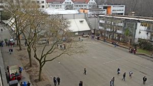 Der Neubau würde auf der rechten Seite des Schulhofs stehen. Foto: Jürgen Brand