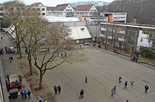 Der Neubau würde auf der rechten Seite des Schulhofs stehen. Foto: Jürgen Brand