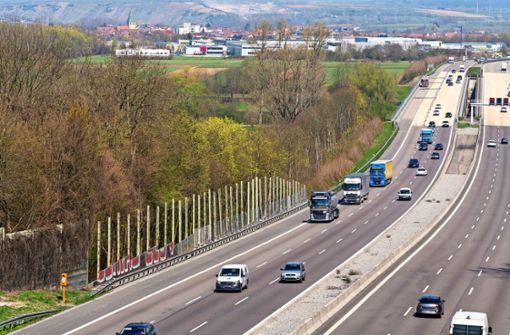 Die demontierte Lärmschutzwand am Autobahnaufstieg bei Freiberg soll zunächst durch ein Provisorium ersetzt werden. Foto: factum/Andreas Weise